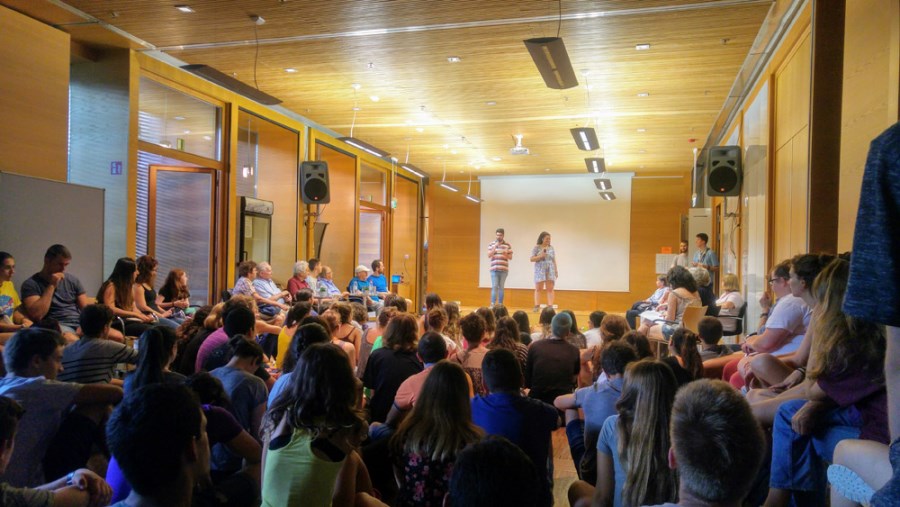 Veranstaltung mit jungen Menschen bei der Internationalen Jugendbegegnung Dachau