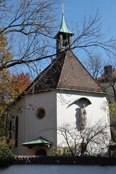 Winthirkirche Außenansicht Herbst