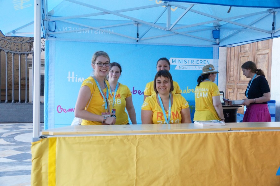 Freundlicher Empfang Infostand_FoyerLateranbasilika