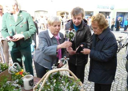 Palmbuschenverkauf am Marktplatz