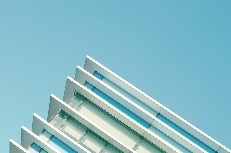 hausfassade quer vor hellblauem himmel