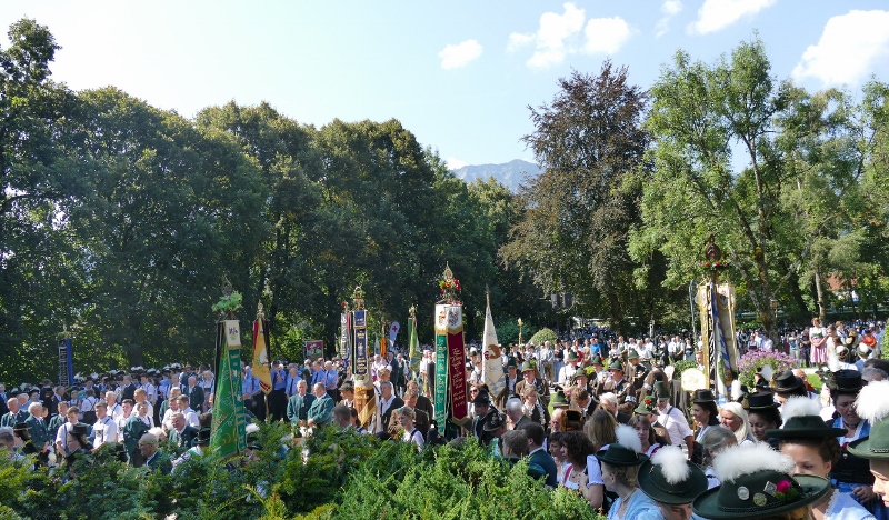 Trachtenfest Kirchenbesucher