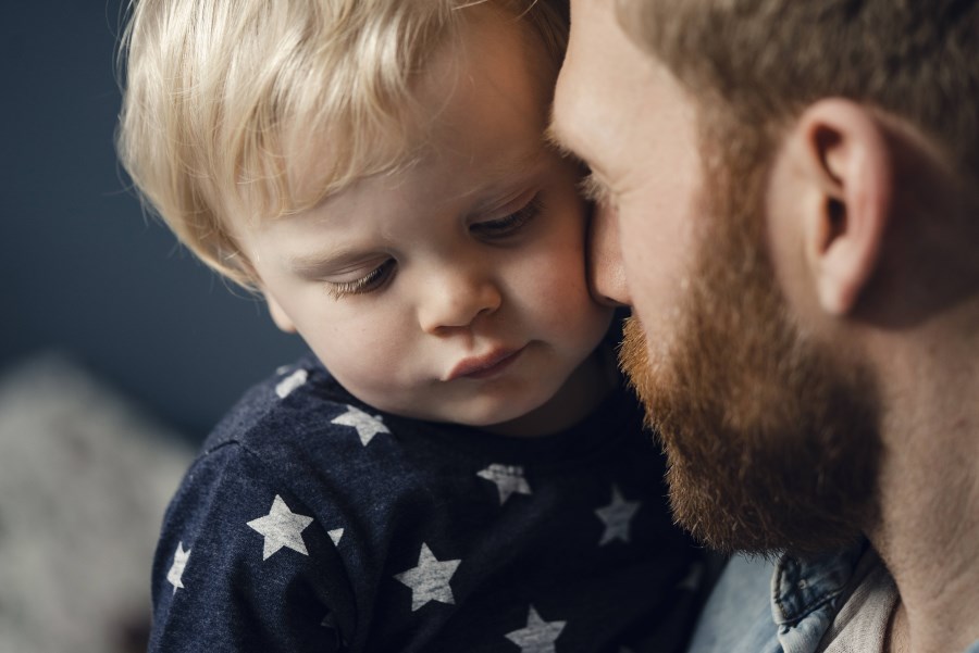 vater kuschelt mit kleinem sohn