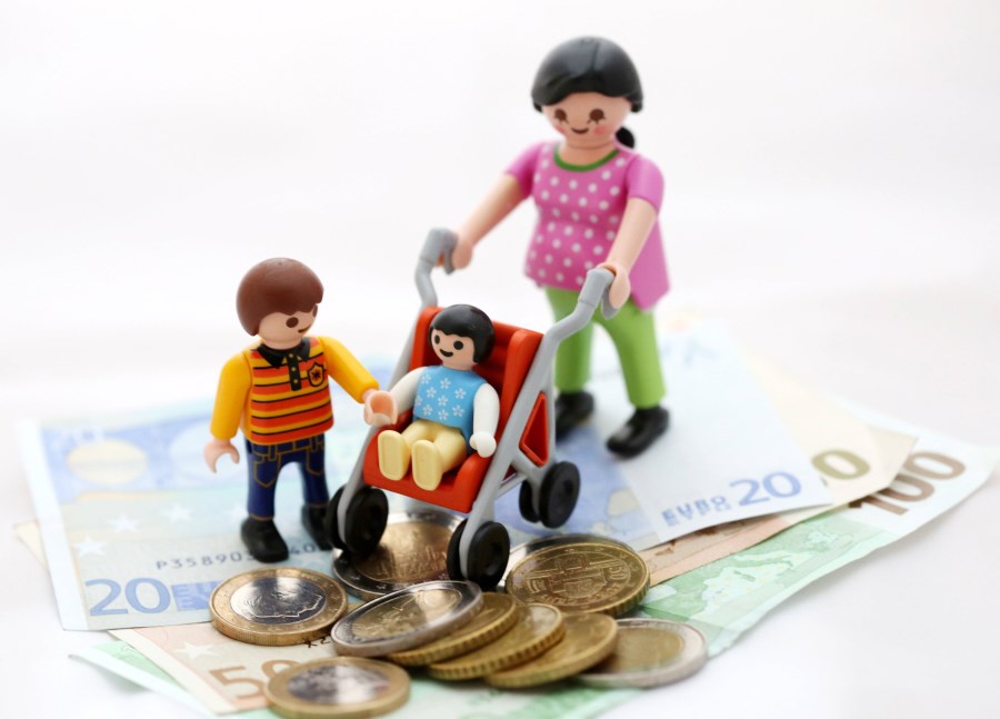 mama und kinder aus playmobil auf geldscheinen