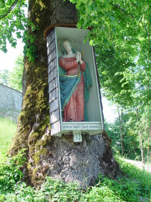 Madonna Figur an Baum