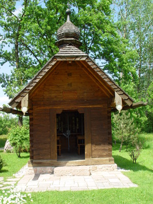 Kapelle aus Holz von außen