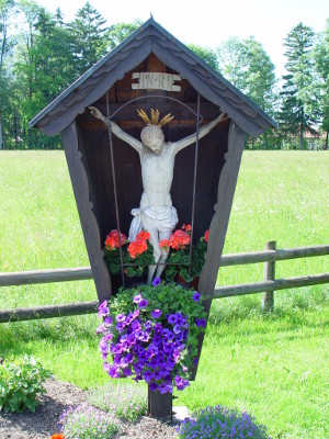 Feldkreuz mit gekreuzigtem Jesus