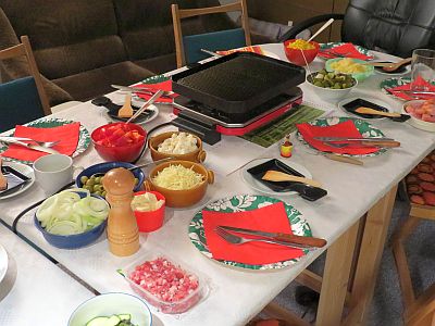 Gedeckter Tisch mit Raclette und Zutaten