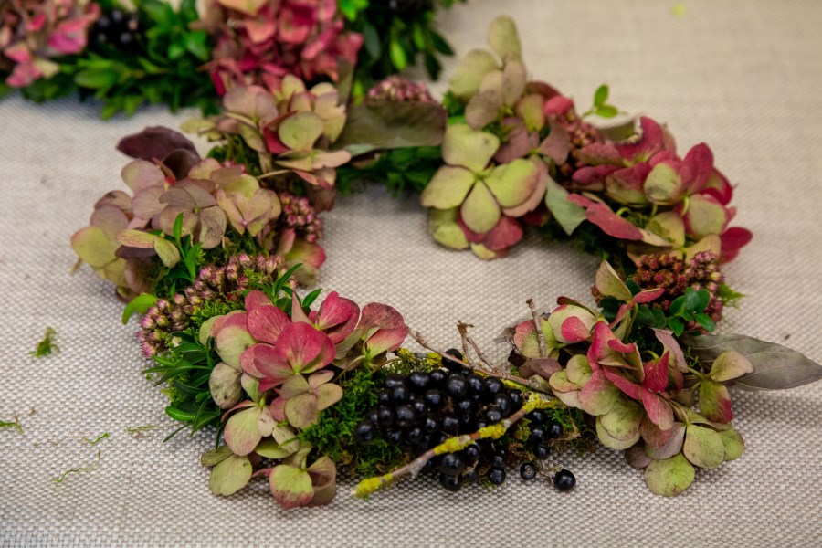 bunter herbstkranz mit hortensie