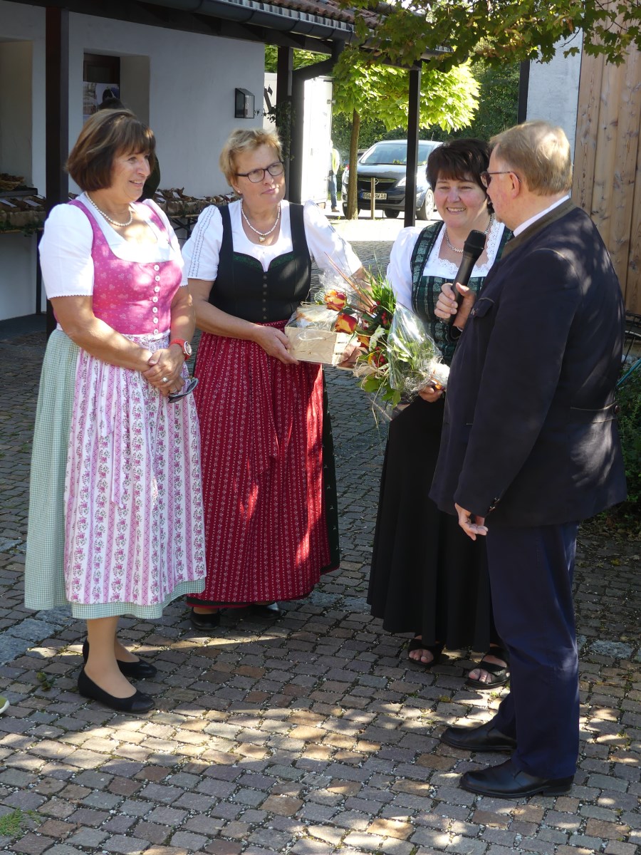 Von links: Monika Penka, Resi Heinz, Hildegard Huber, Pfarrer Roman Majchar