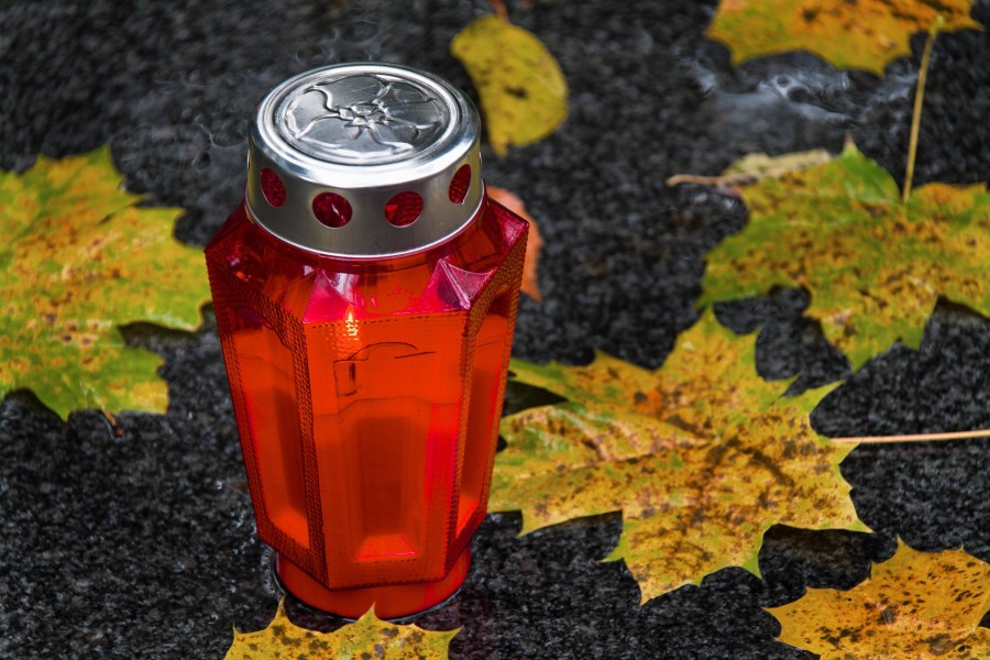 Grabkerze im HerbstGrabkerze im Herbst