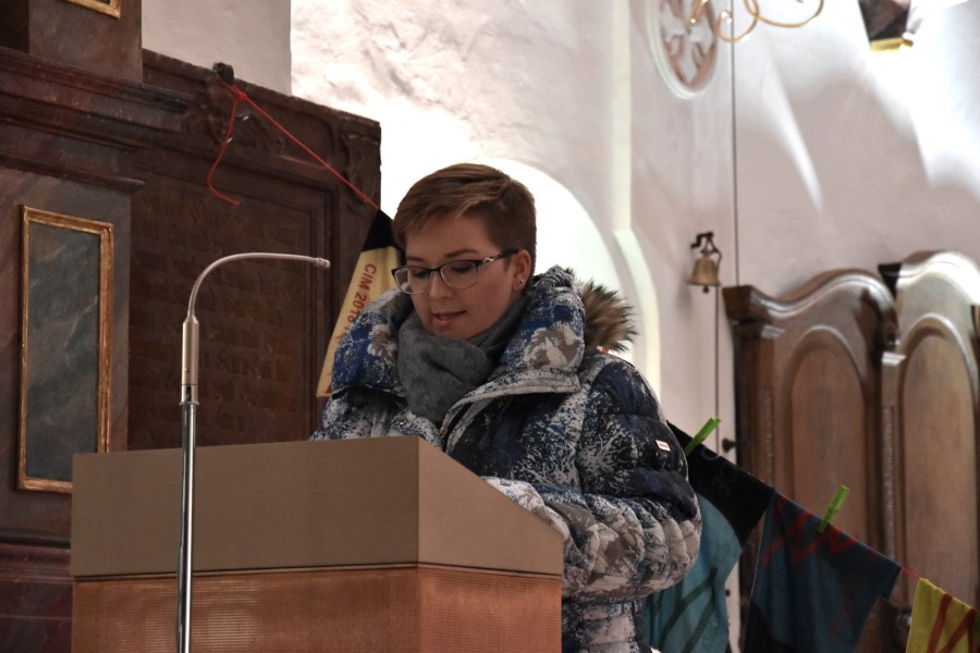 Franzi erklärt die Bedeutung der Tücher