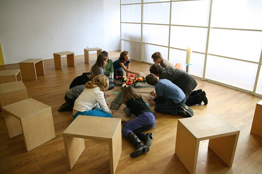 Schüler arbeiten im Kreis auf dem Boden