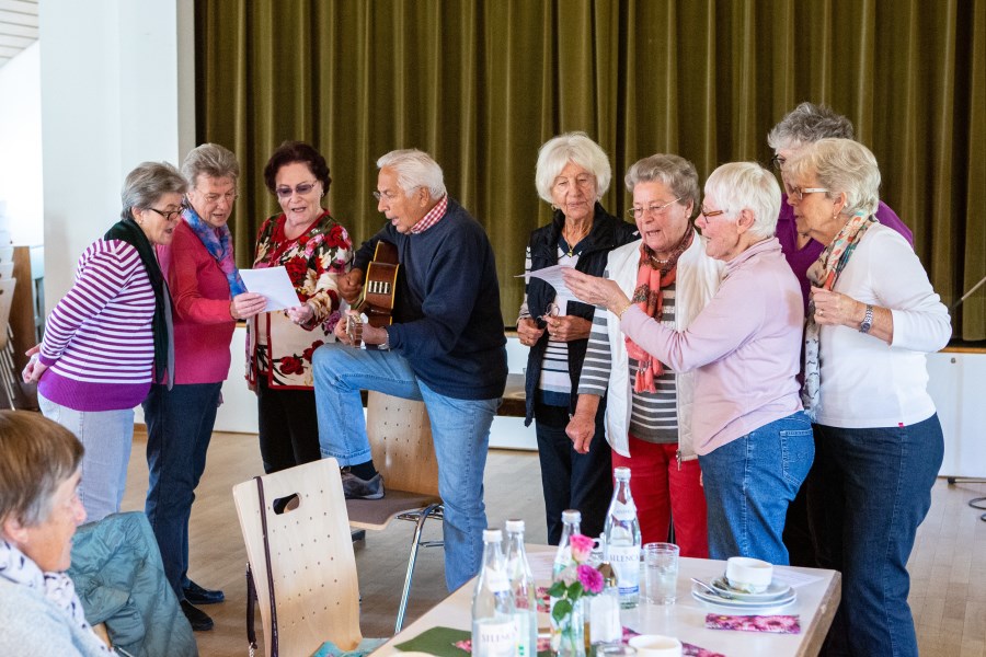 Verwitwete Senioren singen gemeinsam in Pfarrsaal