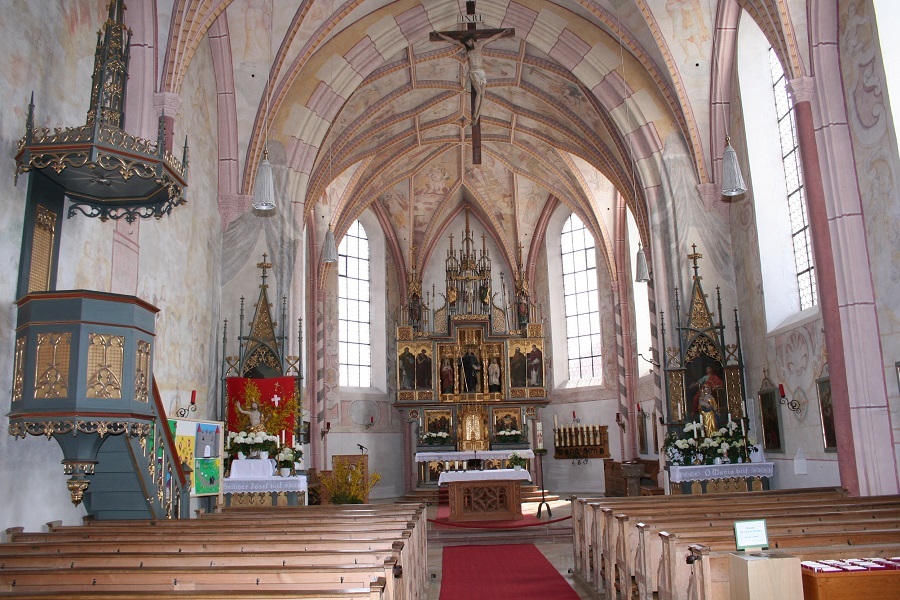 Innenraum der Kirche St. Leonhard am Wonneberg