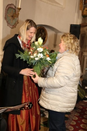 Hildegard bedankt sich bei Elisabeth mit einem Blumenstrauß