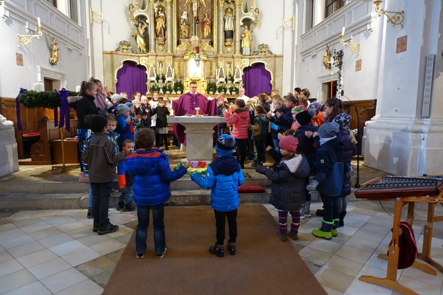Die Kinder  versammelten sich zum Vater-unser um den Altar