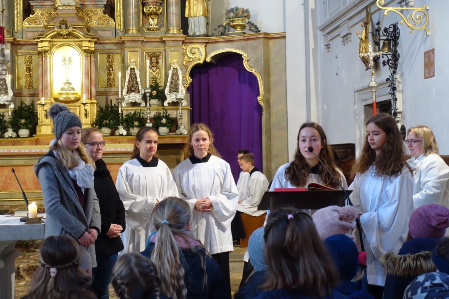 Dank an die scheidenden Oberministrantinnen - v. l. Marlene Glas , Gitti Bichl, Lisi Schönacher, Christina Weber,, Chriustina Röhrmoser und Josefine Schönacher