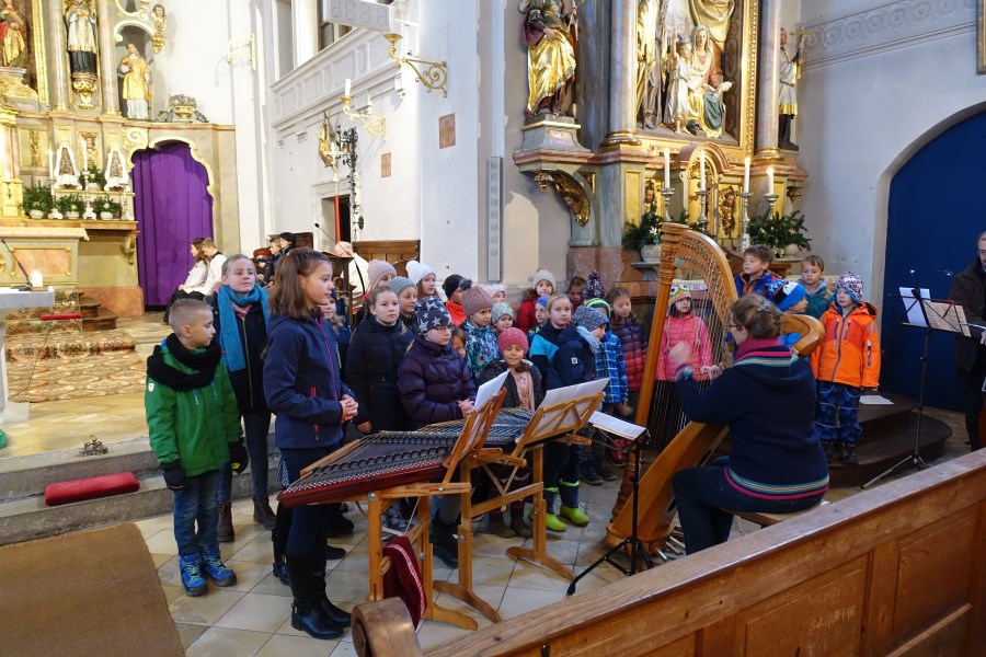 Der Kinderchor sang und musizierte