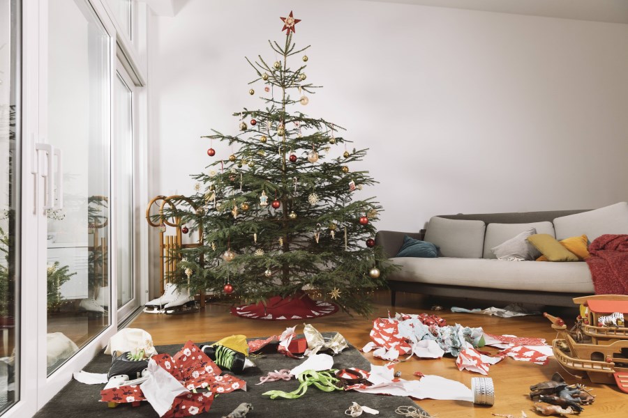 Christbaum und zerknülltes Geschenkpapier