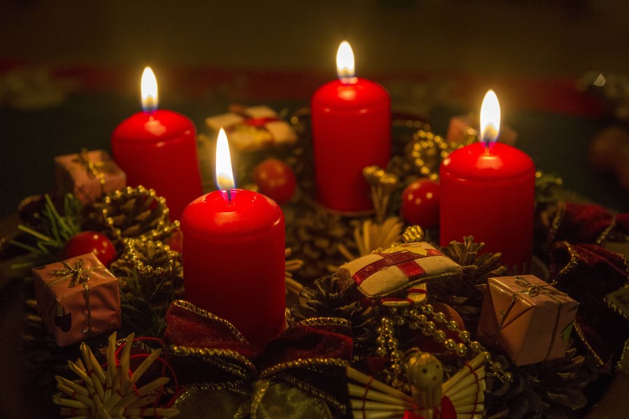 Adventskranz mit roten Wachskerzen