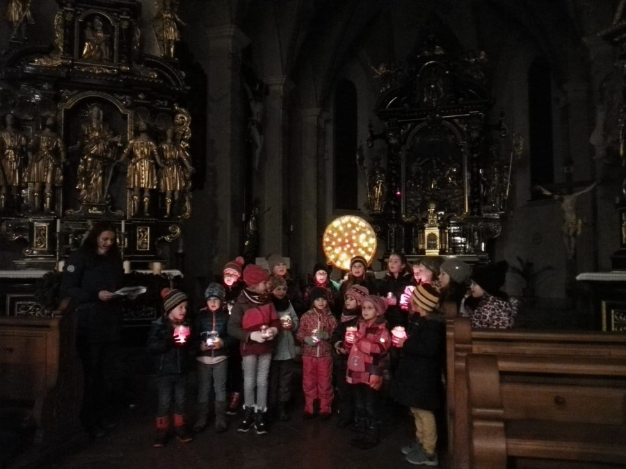 Adventsfenster Kinderchor