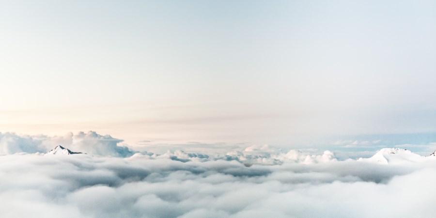hellblauer Himmel mit Wolken