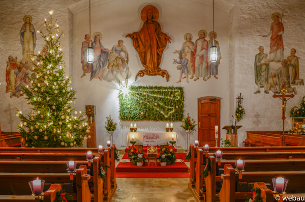 St Vinzenz mit den Wandbildern und Holzplastik