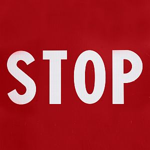Wort Stop in Weiß auf rotem Grund