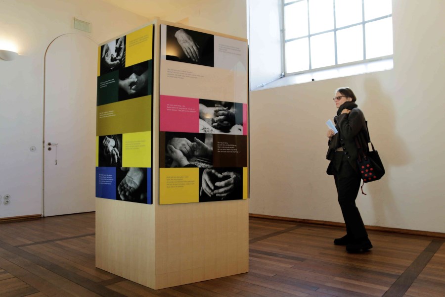 Stele und Besucherin