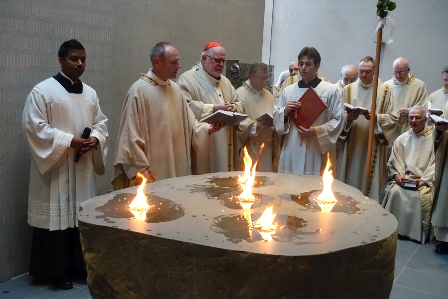 Kardinal Marx weiht den Altar der neuen Kirche St. Jakobus Neuperlach