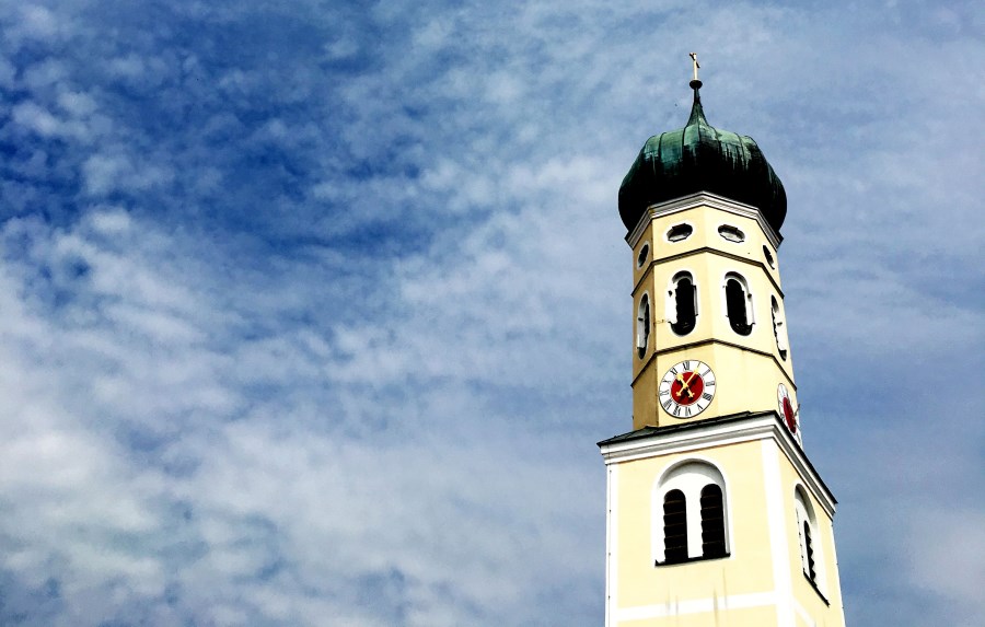 Der Turm der Pfarrkirche St. Andreas in Sauerlach (Foto: André Lorenz)