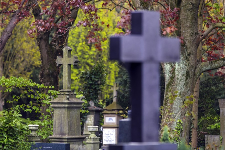 grabkreuz auf friedhof