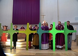 Pontifikalamt mit Weihbischof Rupert Graf zu Stolberg bei der Kreuzübergabe an die Verbandskirchen