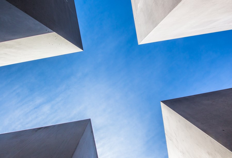 Blick in den Himmel durch kreuzförmige Häuserschlucht