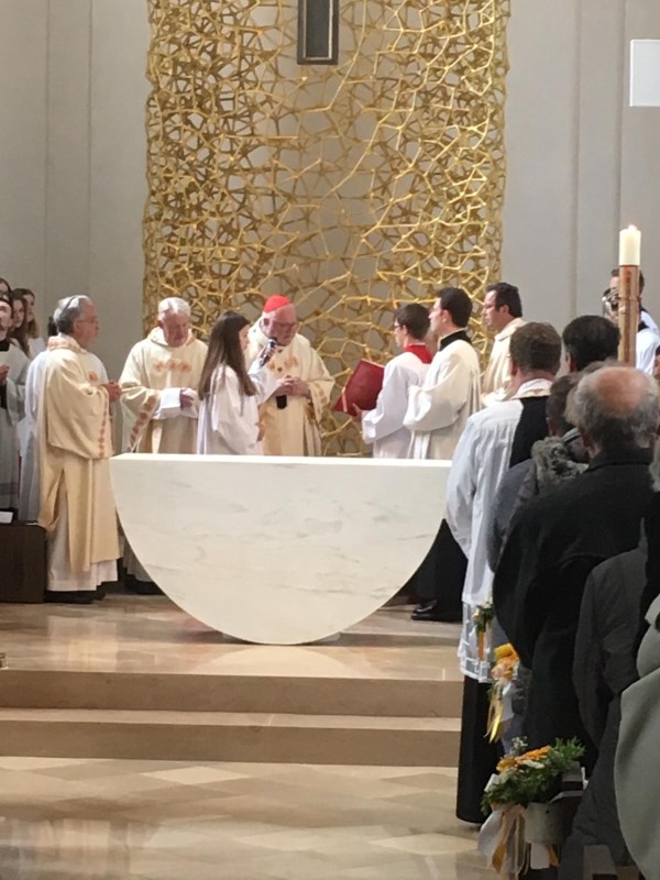 Im Festgottesdienst am Sonntag, 5. Mai, um 10 Uhr weihte der Erzbischof von München und Freising, Kardinal Reinhard Marx, den neuen Altar der Pfarrkirche St. Laurentius in Mühldorf am Inn.