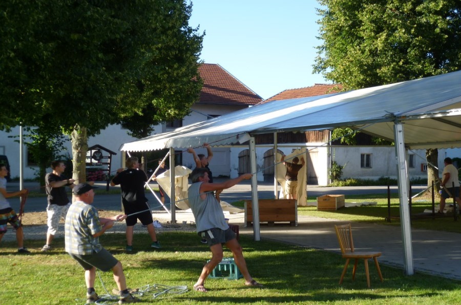 Zeltaufbau Pfarrfest St. Martin Obertaufkirchen