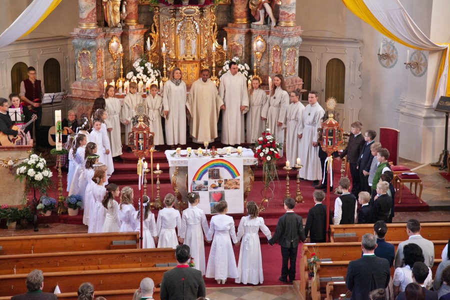 Erstkommunion Kreis um Altar