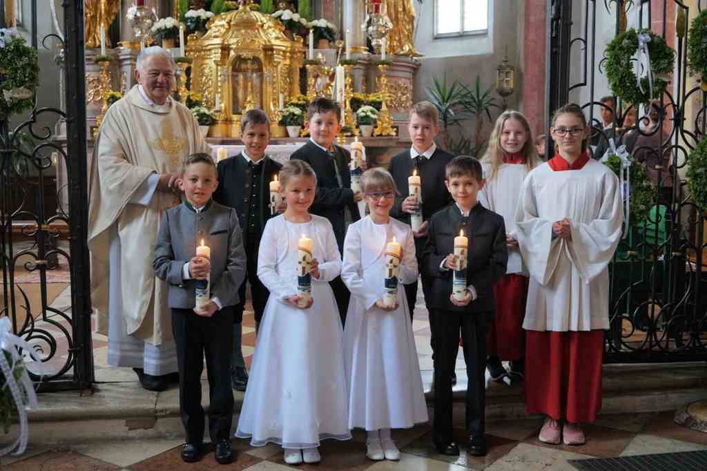 Foto: Sieben Kinder feierten in der Pfarrkirche in Weildorf ihre Erstkommunion mit Pfarrer Horst Kreß.
