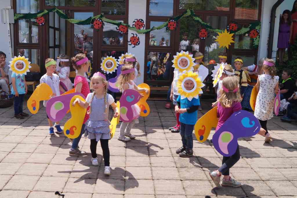 Stolz zeigten die Kindergartenkinder den Besuchern den Schmetterlingstanz