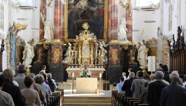 Messfeier Bild von hinten in den Chroraum, einige Reihen mit Messbesuchern sind zu sehen. Es zelebriert Pater Soosai