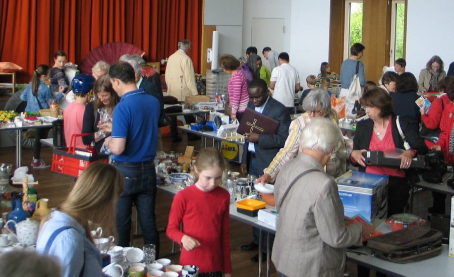 Gäste beim Umsonstmarkt in St. Emmeram München