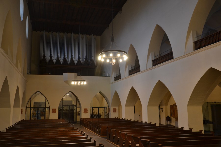 LED-Lichtkränze in Kirche Leiden Christi