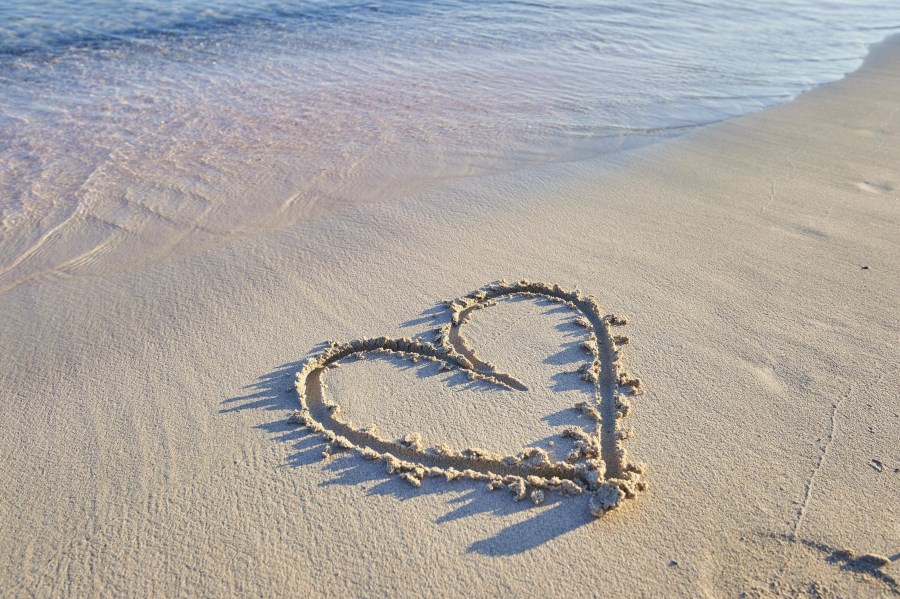 herz in sand gemalt am strand