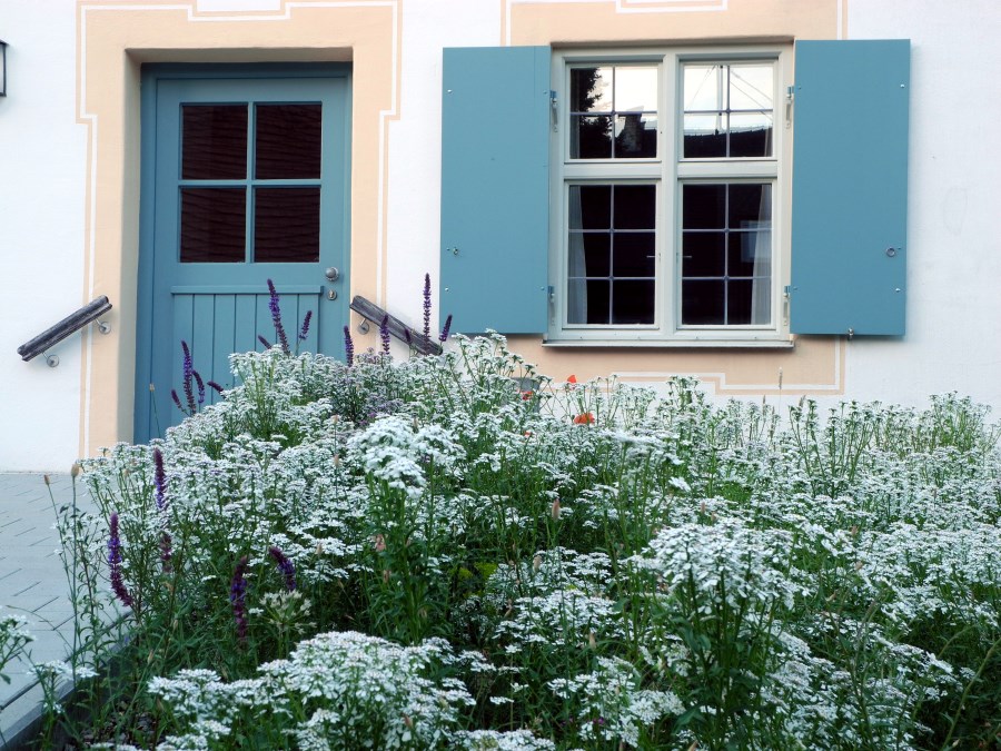 blühender Garten vor Pfarrhaus in Günzlhofen