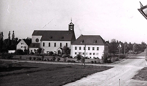 Herz jesu Kirche mit Pfarrhaus und Pfarrheim