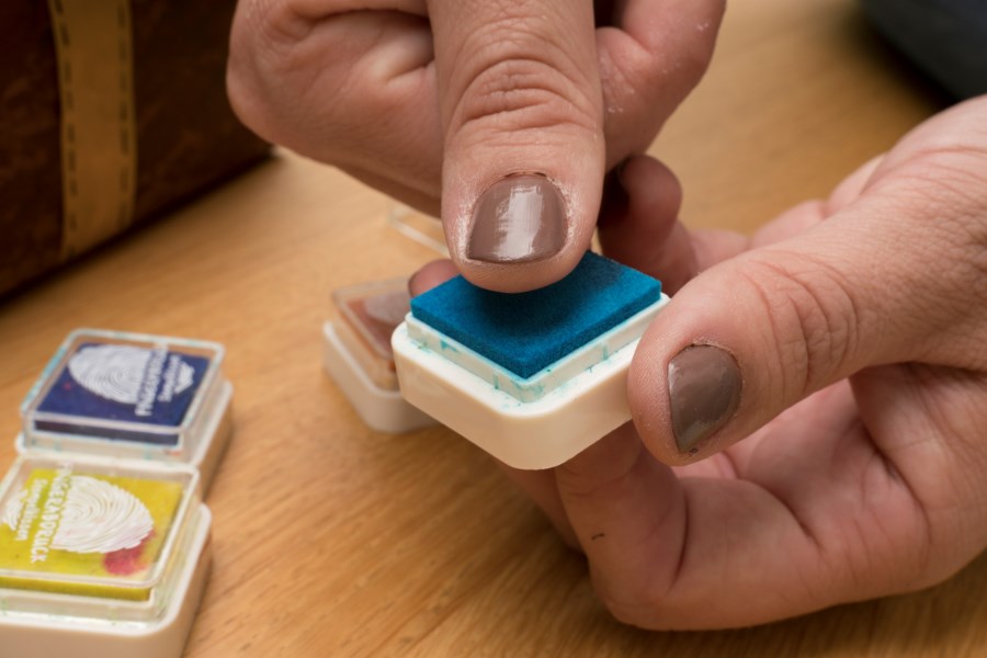 Fingerabdruck mit bunten Stempelkissen nehmen