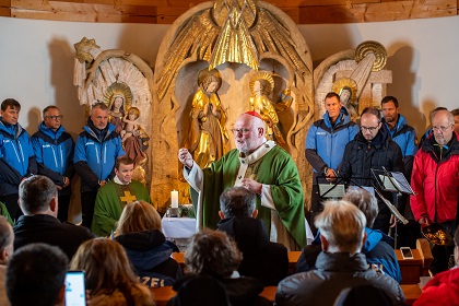 Kardinal Marx spricht in Kapelle