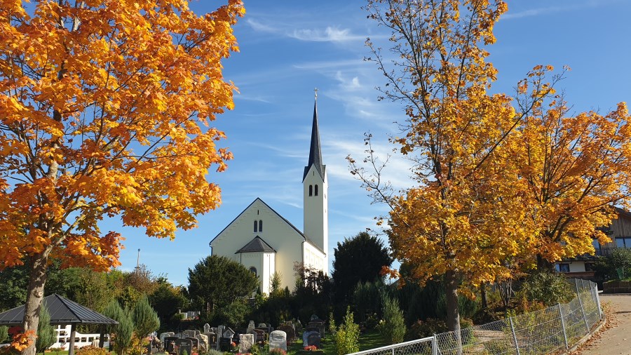 Kirche mit Herbstlaub