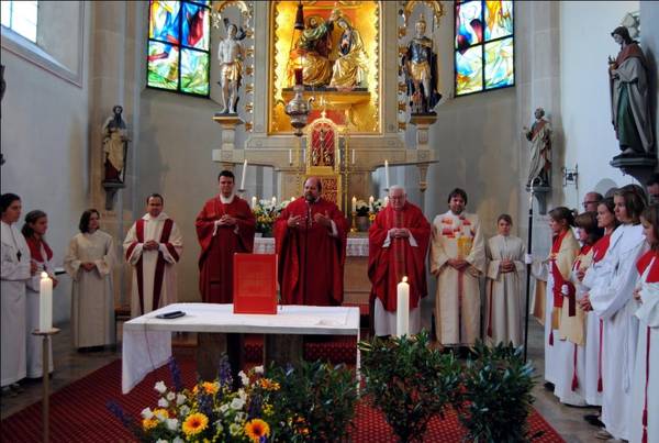 Der neugestaltete Altarraum bei der Pfarrverbandserrichtung im Jahr 2011 mit Weihbischof Wolfgang Bischof.
